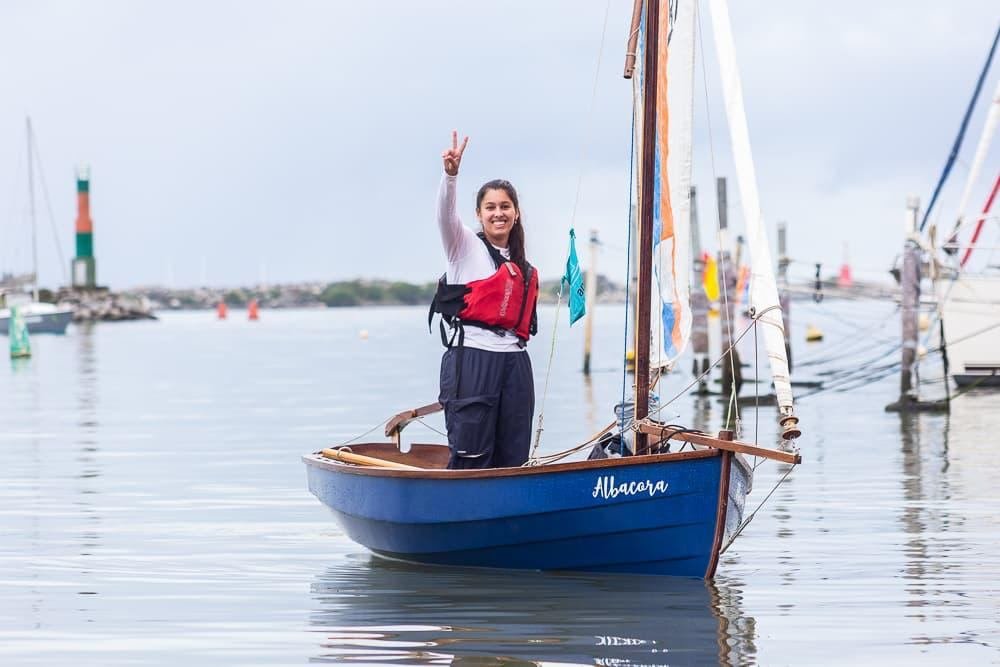 Maria acenando a bordo do bote azul Albacora I